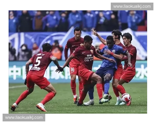 一场激烈足球对决中，双方球队全力拼搏，最终以一球决胜负的紧张局面